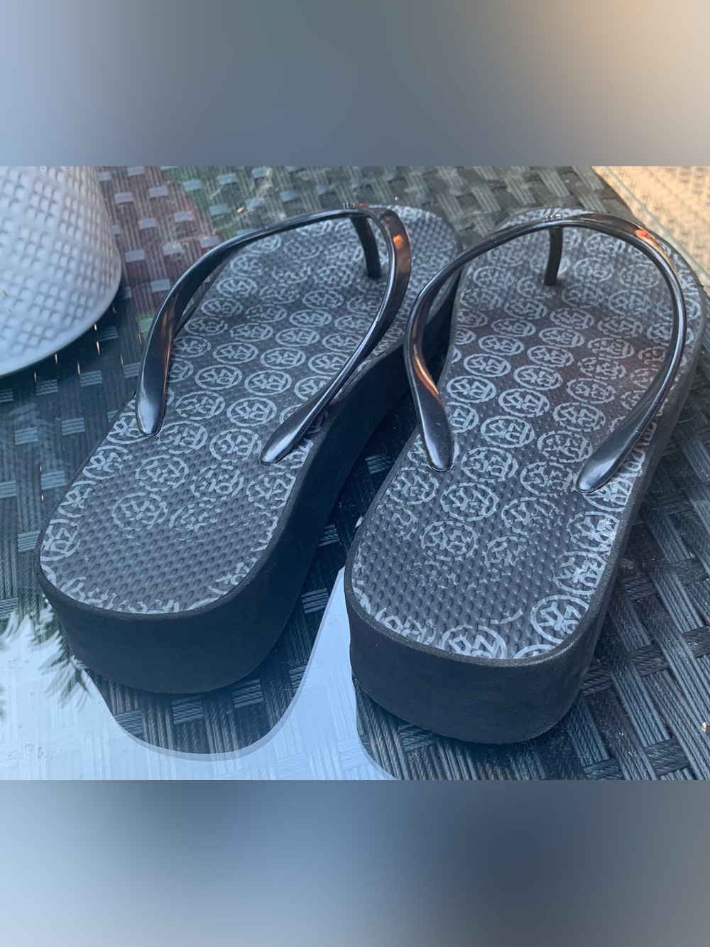 DKNY Platform Designer Flip Flops with Metal Logo Toe Detail  women’s size 8 - Picture 5 of 7